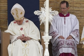 Papež (vlevo) během mše na Maltě.